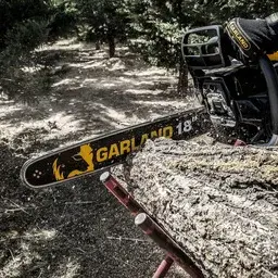 Motosierra cortando madera